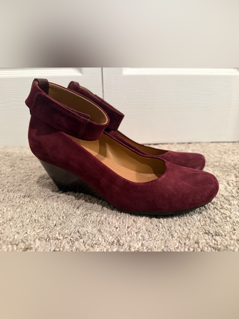 Clark’s Basset Mist Burgundy Wedge Ankle Strap Pumps Size 6.5 Suede Upper